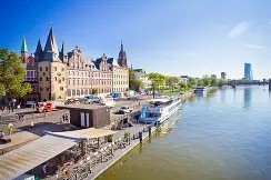 乐鱼体育app-法兰克福训练开放日，集结日临场应变引欢呼，德国杯在即，身体对抗强度拉满