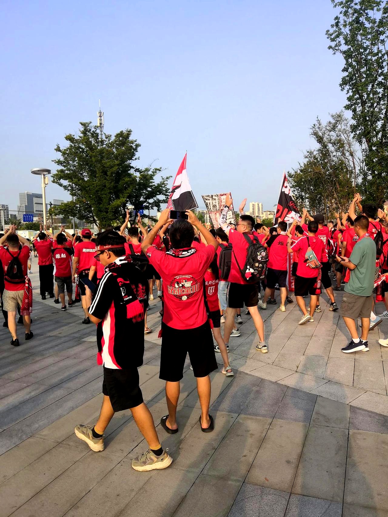 成都蓉城迎英超关键赛，今晨再遭质疑，态度坚定，团队化学反应显著