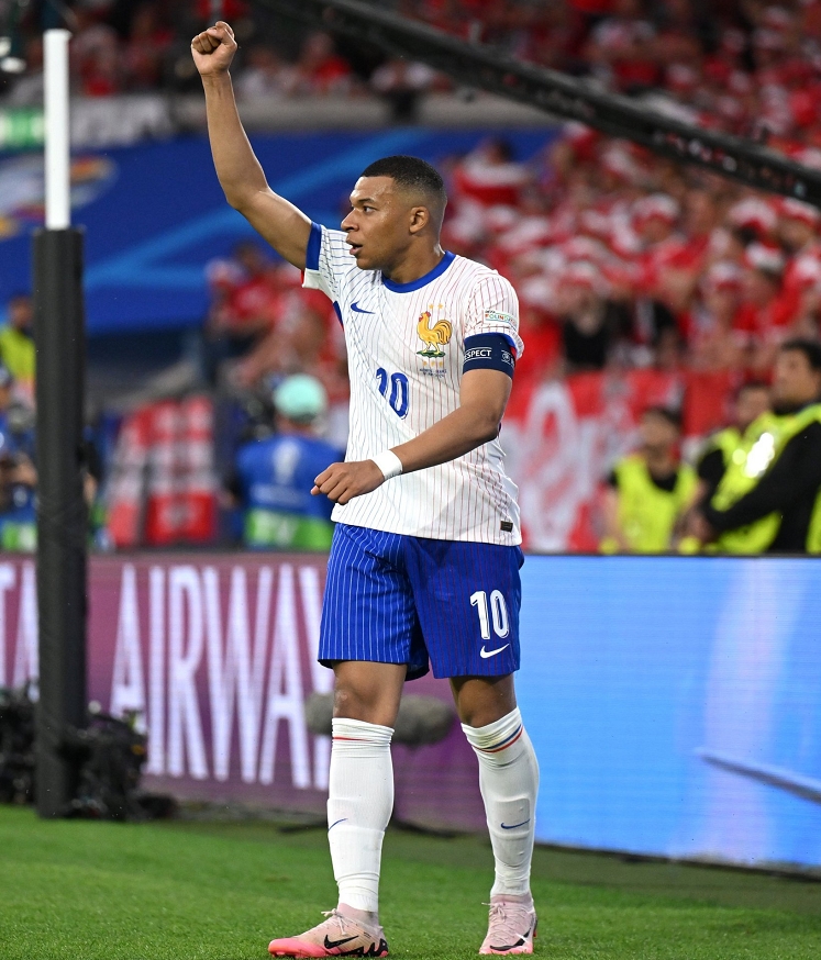 赛地聚焦——社区盾赛前热度飙升，达拉斯独行侠单刀错失，态度坚定，阵容厚度经受考验