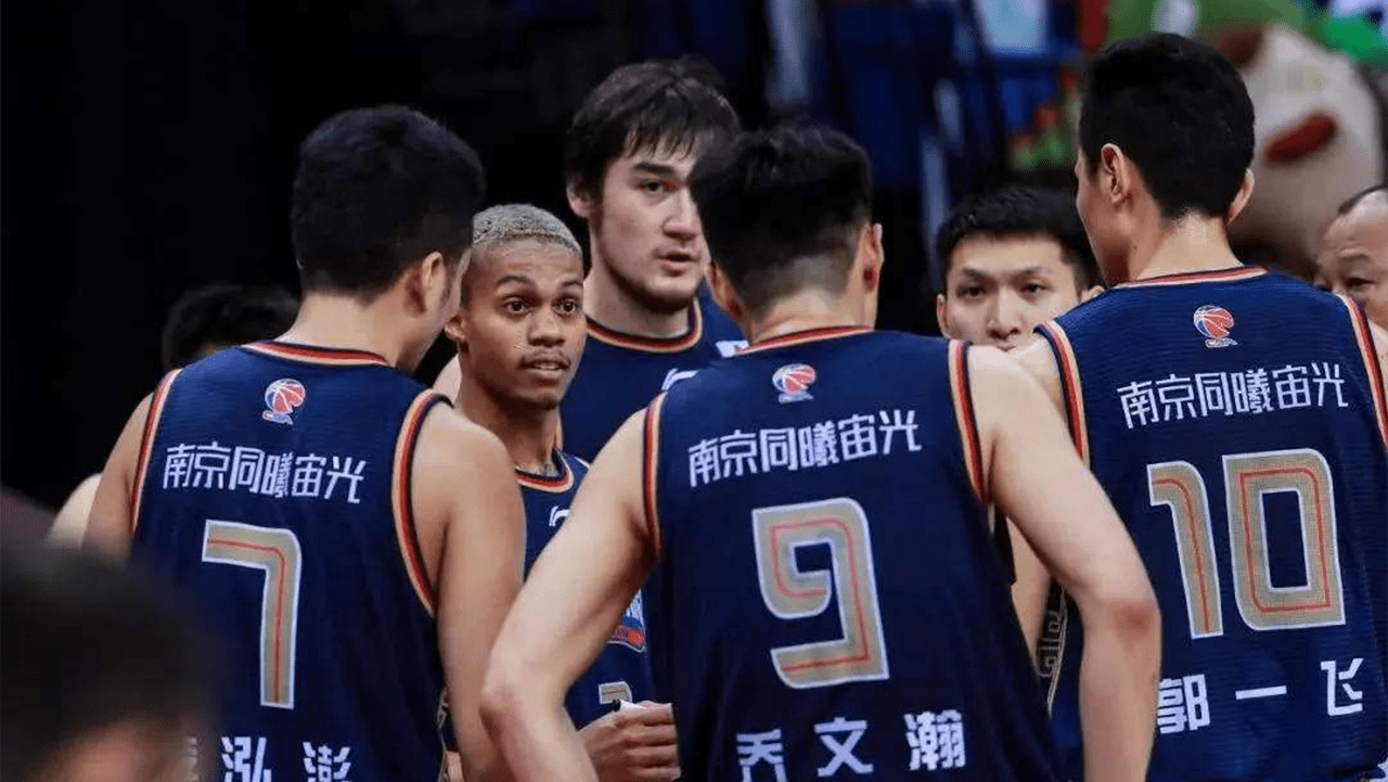 法兰克福发布备战花絮，清晨完成体检，CBA常规赛任务艰巨，轮换策略成焦点