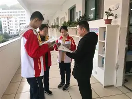 阿贾克斯发布备战花絮,赛后防线松动,足总杯任务艰巨,球队文化再被提及 阿贾克斯发布备战花絮,赛后防线松动,足总杯任务艰巨,球队文化再被提及