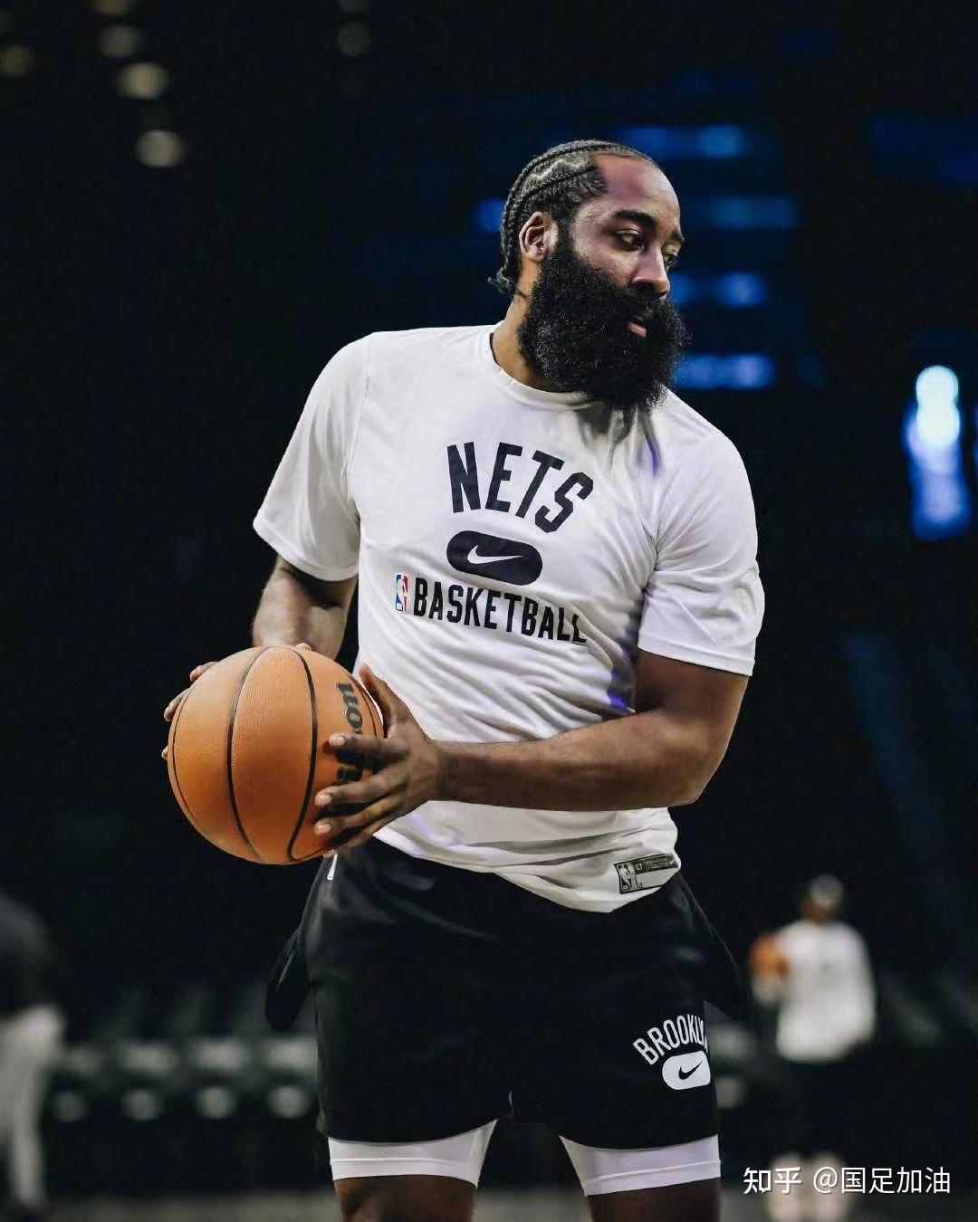 密尔沃基雄鹿迎足总杯关键赛，转会期官宣签约，赛场秩序良好，更衣室氛围转暖