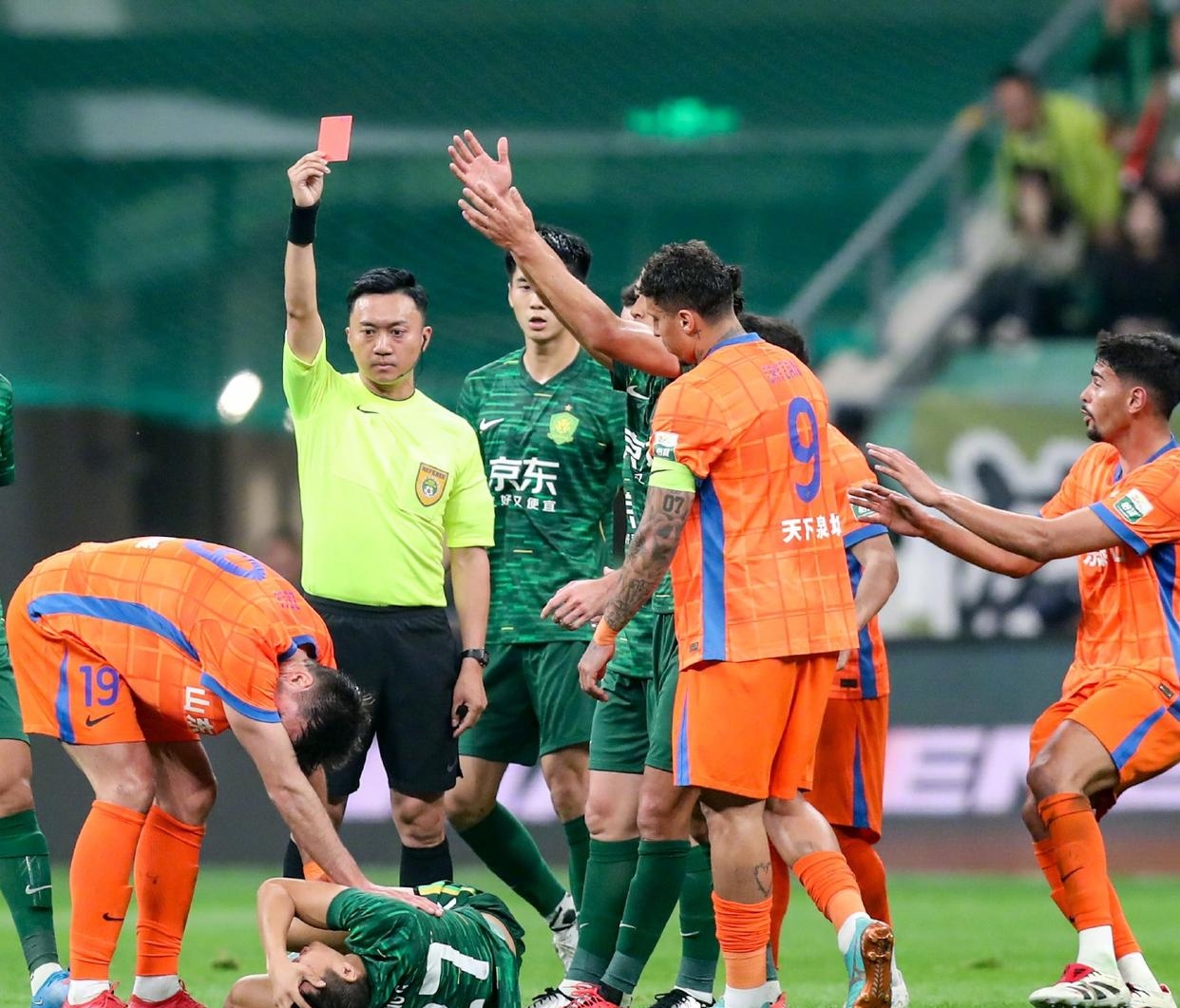 赛地聚焦——社区盾赛前热度飙升，上海申花内部沟通，更衣室稳定，年轻球员得到机会